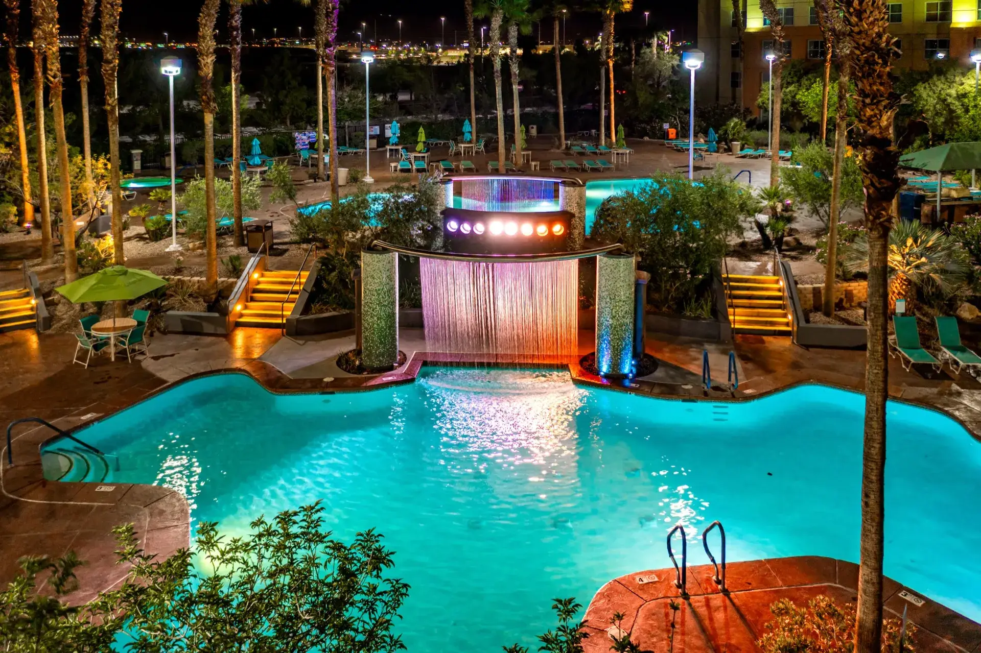 La piscina y su fuente iluminada al anochecer en Grandview at Las Vegas