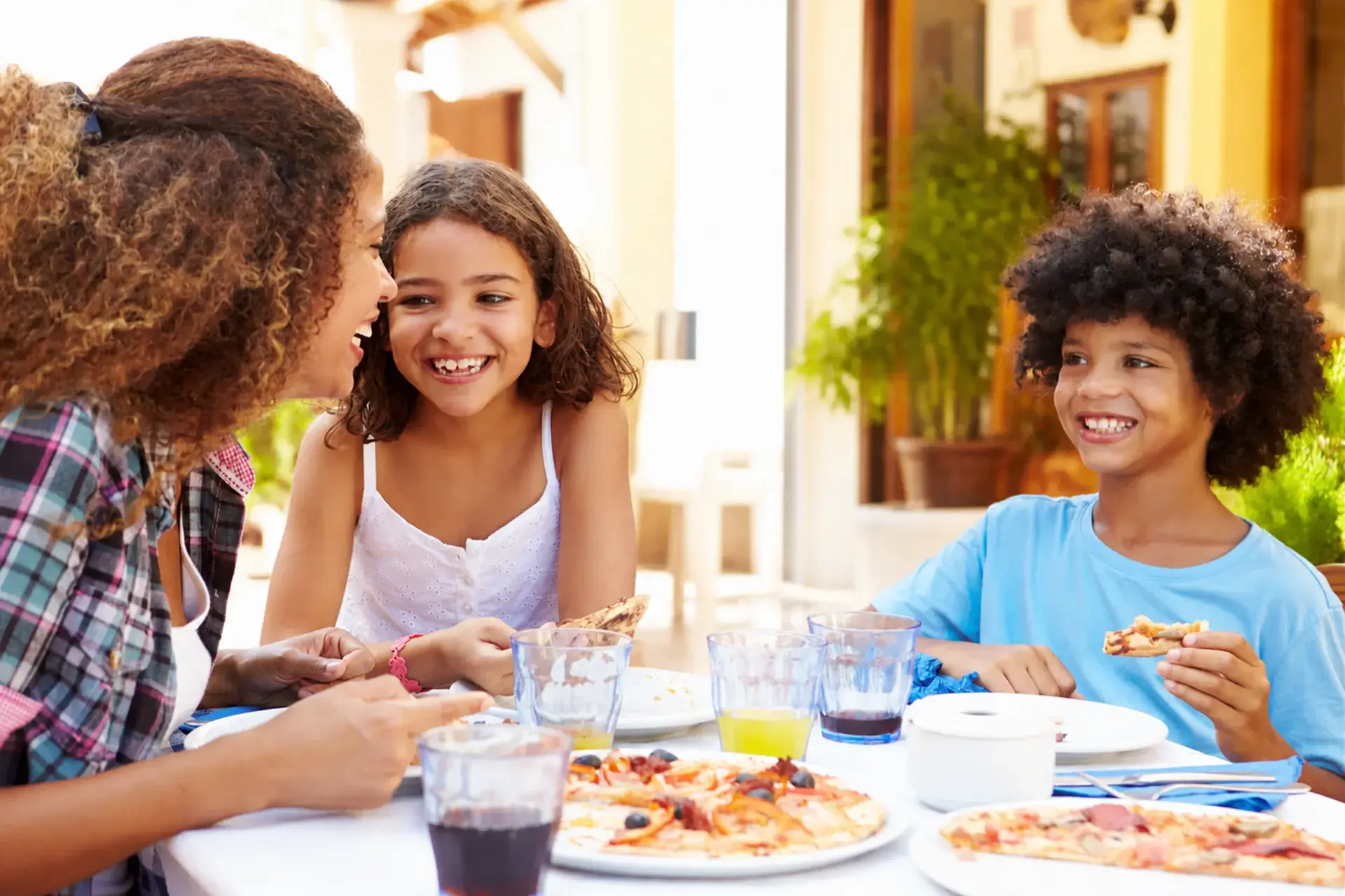 Una familia compartiendo una comida cerca de Grandview at Las Vegas