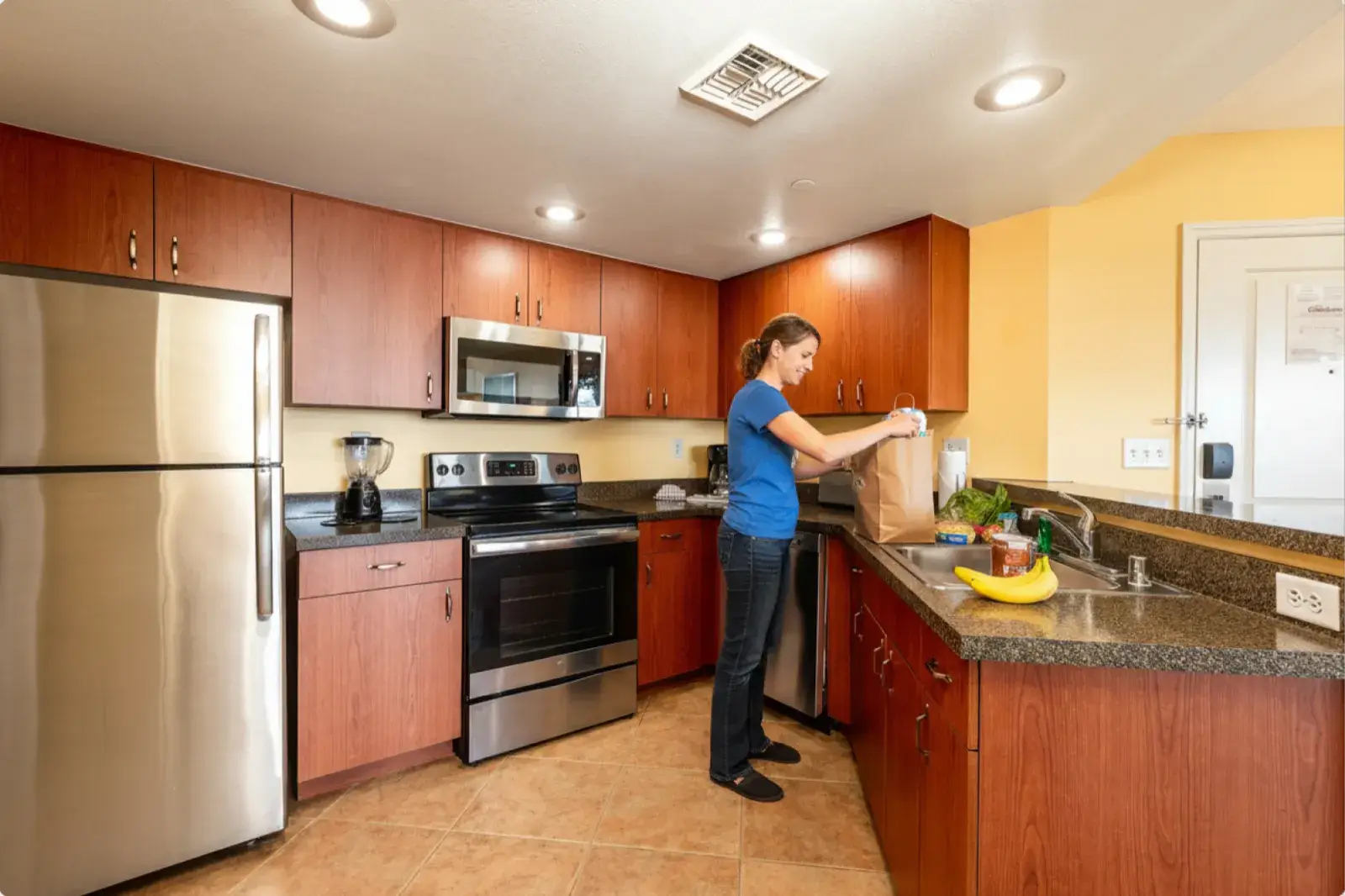 Una cocina de suite totalmente equipada en Grandview at Las Vegas